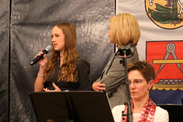 Ihr Herz brennt fürs Helfen - das Plädoyer der taffen Feuerwehrfrau Sarah Minichberger erntetet begeisterten Applaus. | Foto: Eckhart Herbe