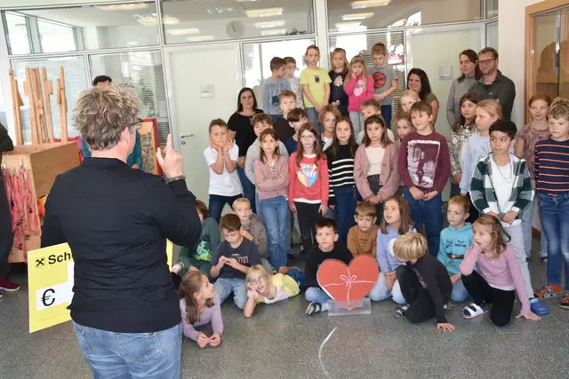 Vor der Verkündung der Spendebetragshöhe herrschte Spannung.  | Foto: Haun