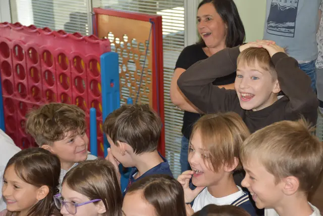 Die Kids konnten es kaum glauben, wie viel Geld für den guten Zweck zusammengekommen ist.  | Foto: Haun