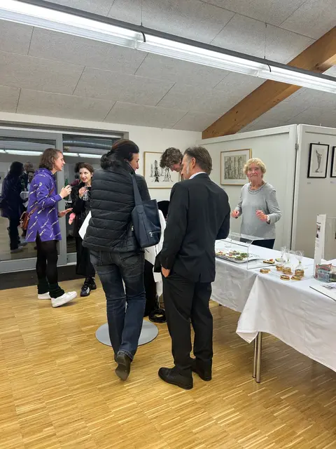 Besucher:innen bei der Eröffnung | Foto: Foto LEMU