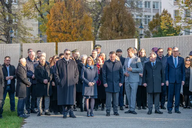Mehrere Politikerinnen und Politiker, Vertreter der Roma sowie IKG-Wien-Präsident Oskar Deutsch (1. v. l., vorne) gedachten am Freitagvormittag der Novemberpogrome. | Foto: Valentina Marinelić/MeinBezirk