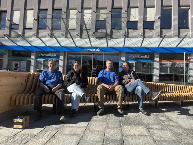 Die erste Sitzprobe am neuen Möbel im Imster Zentrum fiel jedenfalls positiv aus. | Foto: Perktold