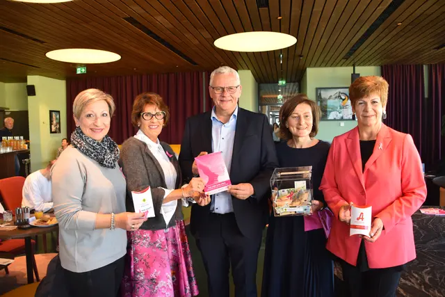 (v.l.) Die dritte Landtagspräsidentin Claudia Schlager, Agnes Ottrubay, Bürgermeister Thomas Steiner, Andrea Konrath, Geschäftsführerin der Krebshilfe Burgenland und Waltraud Bachmaier.  | Foto: Stefan Schneider