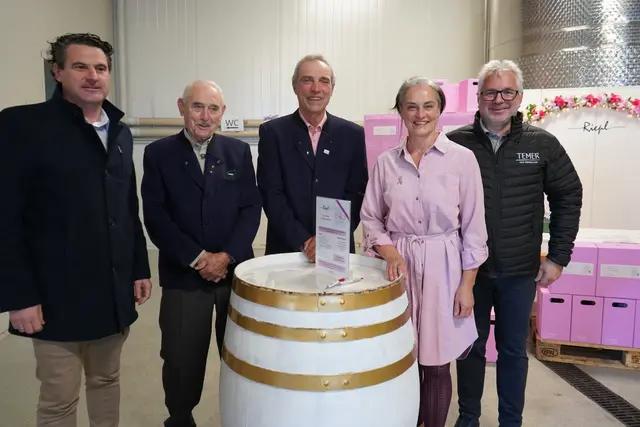 NR-Abg. Christoph Zarits, die Winzer Johann Weiss, Hans Weiss und Christine Riepl und der Golser Gemeindevorstand Christian Temmer | Foto: Andrea Glatzer