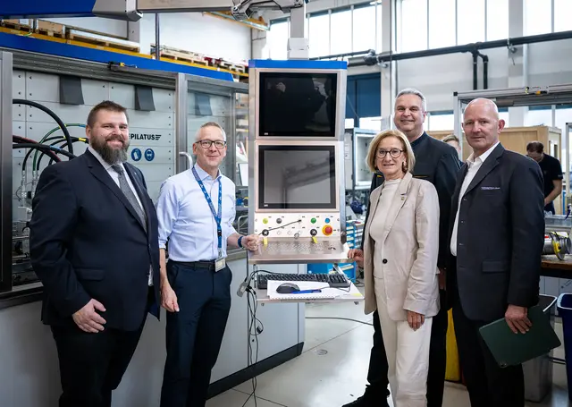 Vizebürgermeister Michael Litschauer, Volker Fuchs und Bürgermeister Ulrich Achleitner mit der Landeshauptfrau bei Test-Fuchs | Foto: VPNÖ