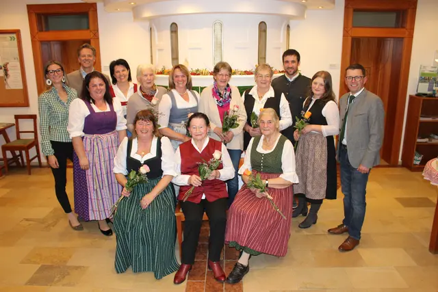 Tamsweger Bäuerinnen mit Gratulanten 