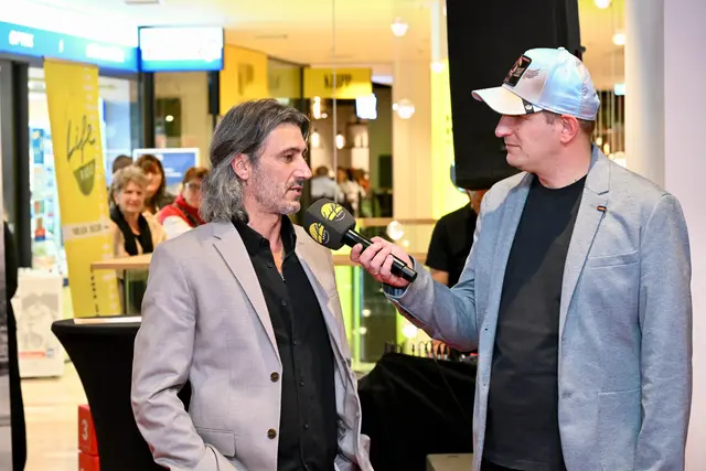 Limonada-Chef Enrique Gasa Valga hat immer etwas zu sagen - so auch bei Sebastian Kaufmann. | Foto: Hassl