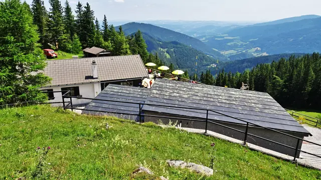 Von der Polleres-Hütte sind es nur mehr 42 hm bis zum Gipfel und zur Aussichtsterrasse. ... | Foto: © Silvia Plischek