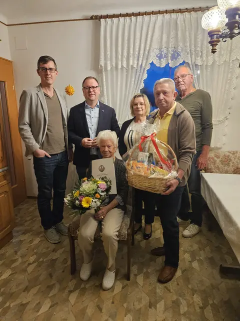 OV GR Direder Robert, Bürgermeister Aigner Franz, Bachmayer Ingrid (Seniorenbund), Eder Herbert (Seniorenbund), Reisner Johann Peter (Sohn).
Sitzend: Jubilarin Reisner Johanna (90er) | Foto: Marktgemeinde Kirchberg am Wagram