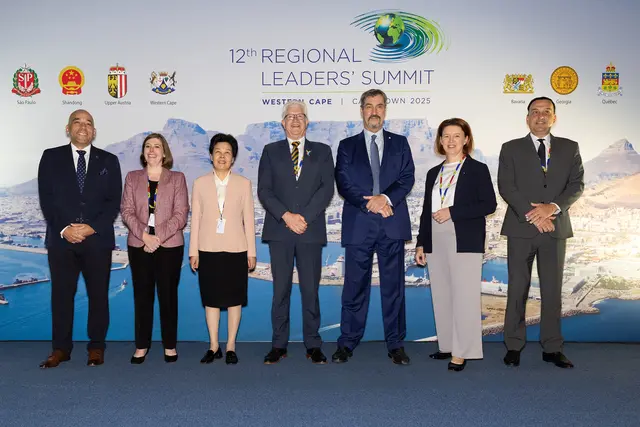 Die "glorreichen Sieben" mit Langer-Weninger (2.v.re.) beim Gipfeltreffen der Powerregionen. | Foto: Margot Haag/ Land OÖ