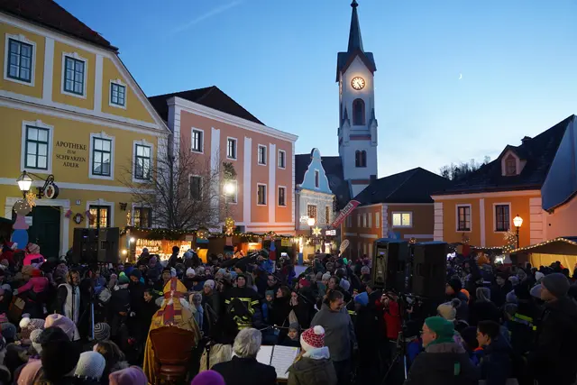 In Zwettl erstrahlt der Goldene Advent – ein Ort voller Leben, Lichter und vorweihnachtlicher Freude. | Foto: Evi Leutgeb