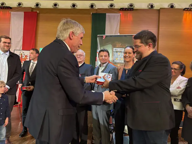 Ernst Hornstein bedankte sich bei Wegbegleitern und Mitarbeitern mit Schokolade - hier bei Museumsleiter Ulrich Kößler. | Foto: MeinBezirk/Günther Reichel