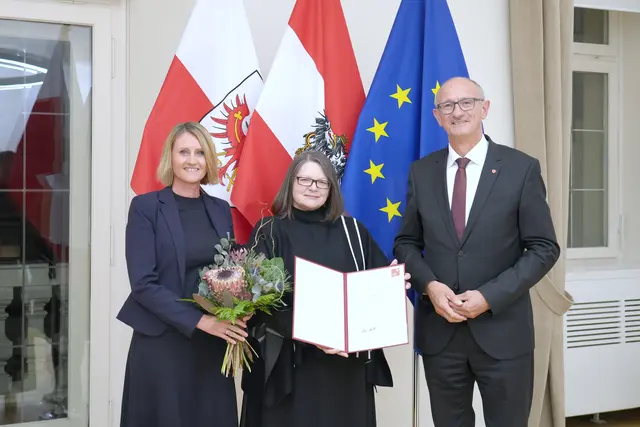 v.li.: Bezirkshauptfrau Katharina Rumpf mit ihrer neuen Stellvertreterin Elisabeth Singer und LH Anton Mattle. | Foto: Land Tirol/Dominik
