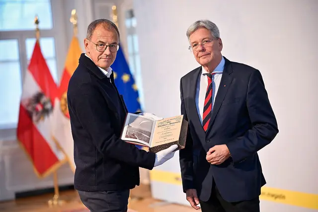 Das betroffene Buch trägt den Titel "Die Wunder des Himmels. Gemeinverständliche Darstellungen des Weltsystems" (Berlin 1911) von J. J. Littrow. | Foto: LPD Kärnten/Bauer