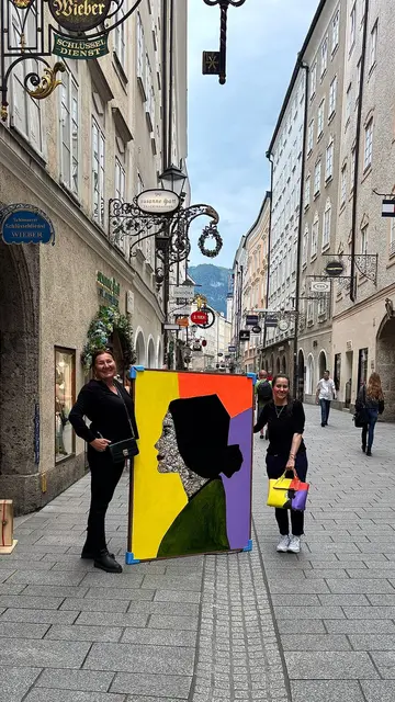 Forman und Roth mit ihren Werken in der Salzburger Getreidegasse. | Foto: Christina Roth - CR Lederwerkstatt