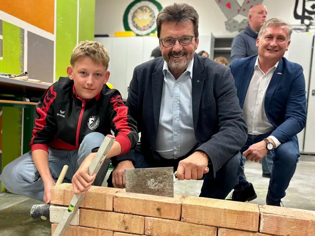 Bürgermeister Gerhard Lentschig (ÖVP) mauerte unter strenger Aufsicht der Arbeiterkammer, in Person von Andreas Riedl. | Foto: Markus Kahrer