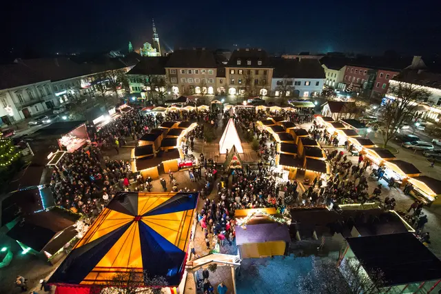 Das Adventdorf des steirischen Thermen- und Vulkanland ist beliebt bei Groß und Klein.  | Foto: ThermenVulkanland/Jean Van Luelik 