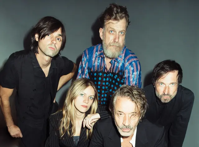 Oliver Welter (vorne, 2. v.r.) hat selbst nicht an ein neues Album gedacht. Mit der neuen Formation mit Wolfgang Lehmann, Boris Hauf (Keyboards, Saxophon), Romana "Romy" Jakovcic (Bass) und Alex Jezdinsky  (Schlagzeug) sind Naked Lunch wieder eine Liveband. | Foto: Apollonia T. Bitzan