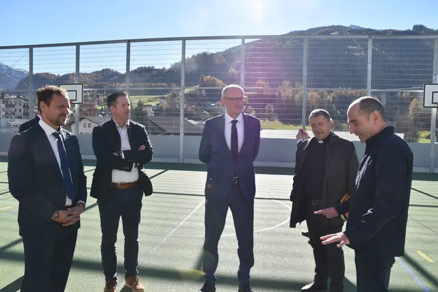 Im Anschluss an den offiziellen Teil konnte das neue Schulhaus samt Sportplatz am Dach besichtigt werden.  | Foto: Kainz