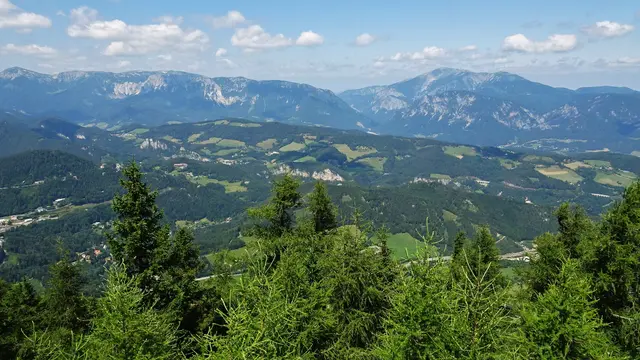 Rax in voller Länge - Einschnitt Höllental – Schneebergmassiv - in der Bildmitte der Kreuzberg, Adlitzgraben, Semmeringbahnstrecke - links der Kurort Semmering ... 
 | Foto: © Silvia Plischek