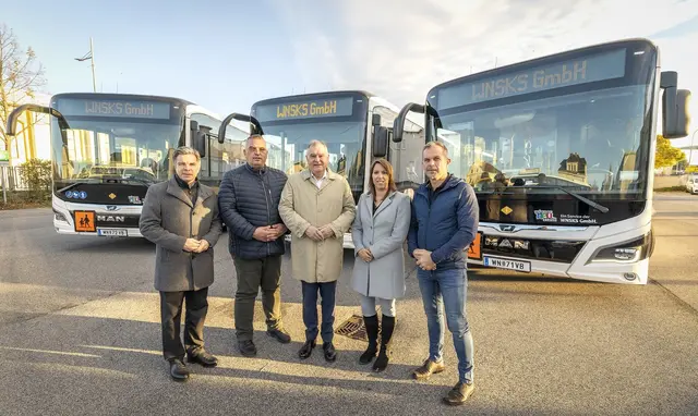 wnsks-Geschäftsführer Peter Eckhart, Verkehrsleiter Blerim Mehani, ÖVP-Stadtrat Franz Dinhobl, Verkehrsbetrieb-Leiterin Lisa Landzettel und Werkstättenleiter Franz Haider. | Foto: Stadt Wiener Neustadt/Weller