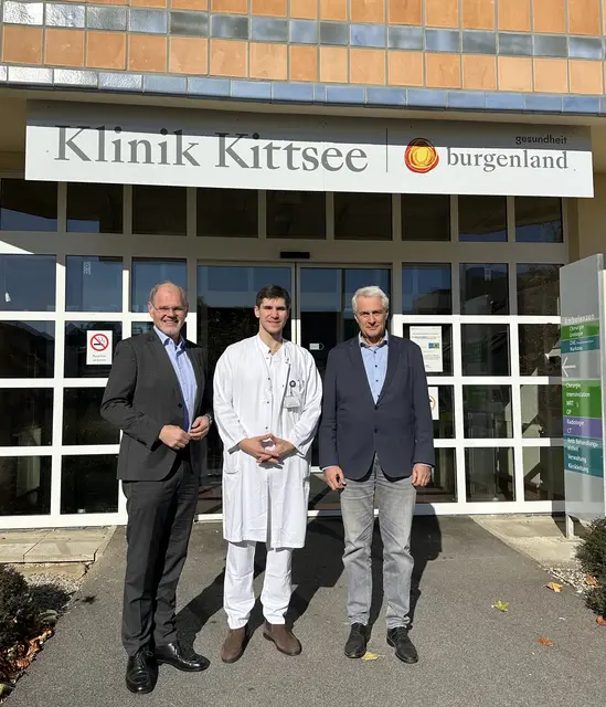 Franz Öller (kfm. Geschäftsführer) und Stephan Kriwanek (med. GF) begrüßen Oberarzt Karl G. Sommer an der Klinik Kittsee.  | Foto: Gesundheit Burgenland