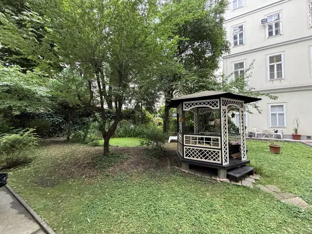 Eine leblose Person ist in einem Teich im Innenhof eines Wohnhauses in der Landstraße entdeckt worden. Die Polizei ist im Einsatz. | Foto: zVg