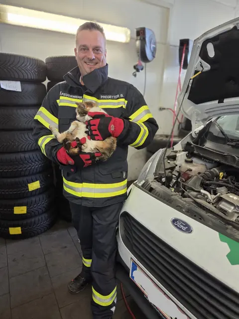 Der gerettete Kater zeigte sich wenig kooperativ, wie die Florianis berichten. | Foto: FF Pimpfing