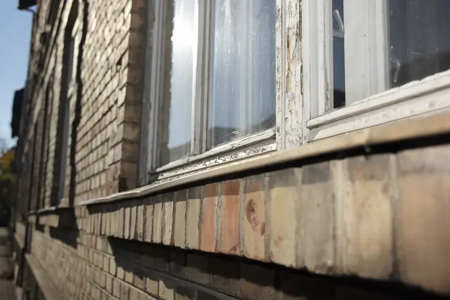 Auch die Fenster in der Werksgasse haben bereits bessere Zeiten erlebt. | Foto: Santrucek