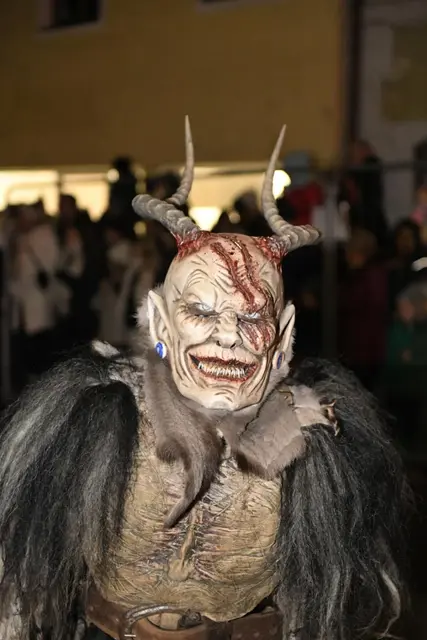 Jede Krampusmaske ist ein Unikat. Aber für die ganz braven Kinder kommt natürlich auch der Nikolaus. | Foto: The Devils Lebring
