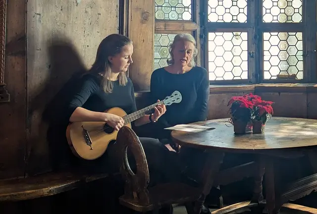 Weihnachtsliedersingen in den Stuben des Tiroler Volkskunstmuseums. | Foto: © TLM/Manuela Fritz