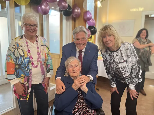 LH Peter Kaiser gratuliert Gottfriede Gössinger zum 100er. Links Nichte Astrid, rechts Tochter Maria | Foto: Büro LH Kaiser/Grilz