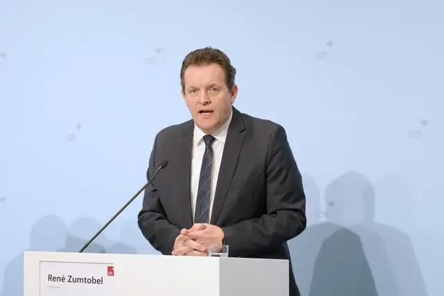 "Es ist entscheidend, jetzt Maßnahmen zu ergreifen, um Hitzeinseln zu erkennen und künftig dementsprechend zu planen", ist LR Zumtobel überzeugt. | Foto: Land Tirol/Dominik