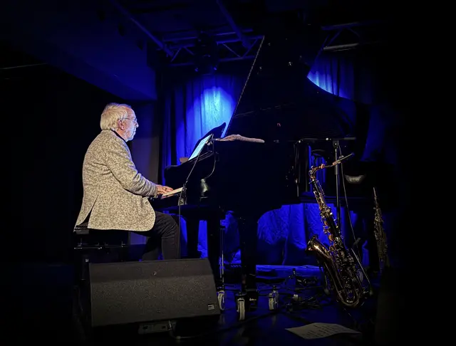 Bob James, Jazzlegende in Vollendung und fast 86 Jahre alt, prägt seit Jahrzehnten Fusion und Smooth Jazz.