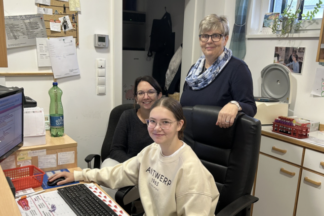 Theresa Schinner mit den Praxishelferinnen Sonja Wagner und Lisa Wagner in der Praxis von Ärztin Verena Weinlich. | Foto: NMS Weitersfeld