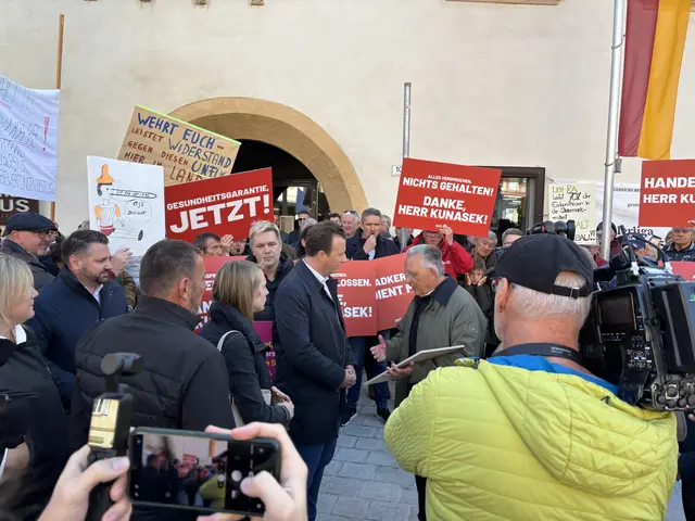 Bürgermeister Lautner übergibt Landesrat Karlheinz Kornhäusl eine Resolution. | Foto: MeinBezirk/Gerda Sammer-Schmidt