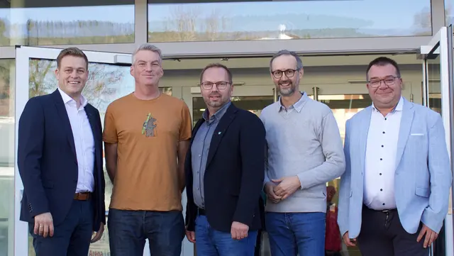 Von links: Landesrat Stefan Kaineder, Wolfgang Neumüller (Direktor der VS St. Oswald), Michael Spörker (Bürgermeister von St. Oswald), Norbert Rainer (Geschäftsführer Klimabündnis) und Thomas Zellner (Amtsleiter der Gemeinde St. Oswald). | Foto: MeinBezirk