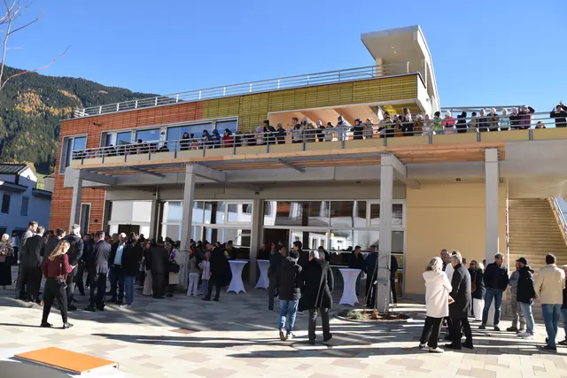 Über 240 Ehrengäste und Volksschulkinder feierten den Freudentag. | Foto: Kainz