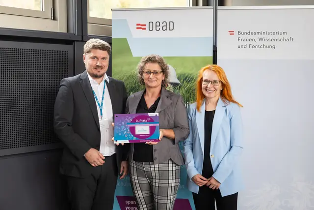 Lehrerin Michaela Staud nahm den Preis für die VS Gleinstätten entgegen. | Foto: OeAD/APA-Fotoservice/Greindl