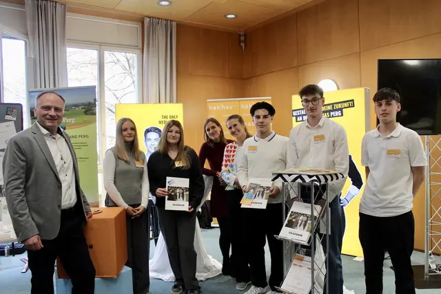 Direktor Robert Bayer mit Professorinnen, Schülerinnen und Schülern der HAK Perg. | Foto: MeinBezirk Perg/Köck
