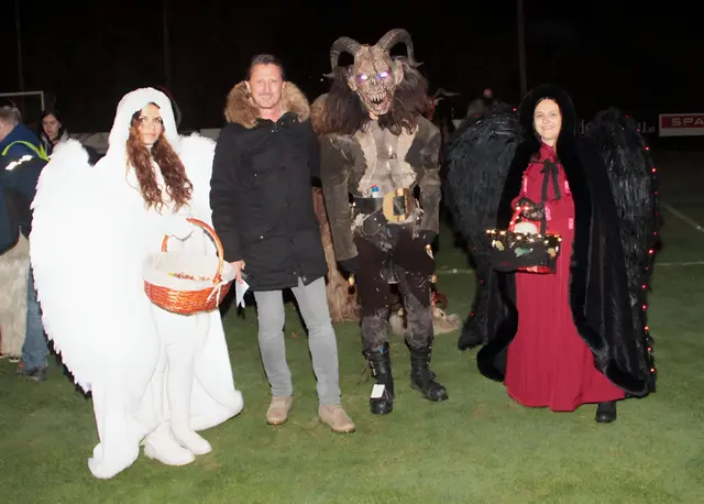 ASKÖ Schlaining Obmann Christian Kristaloczi führte durch den Abend und konnte 10 Perchtengruppen aus der Steiermark, Niederösterreich und dem Burgenland in Altschlaining begrüßen.  | Foto: Peter Seper