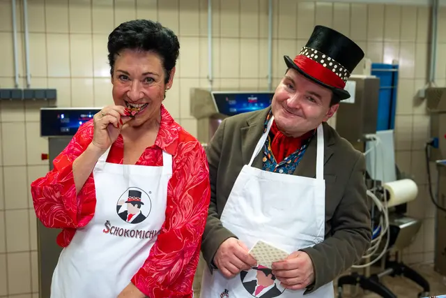 Andrea Händler verpackte 32 Pralinenpäckchen und kostete hier und da ein Stückchen Schokolade. | Foto: Valentina Marinelic/MeinBezirk