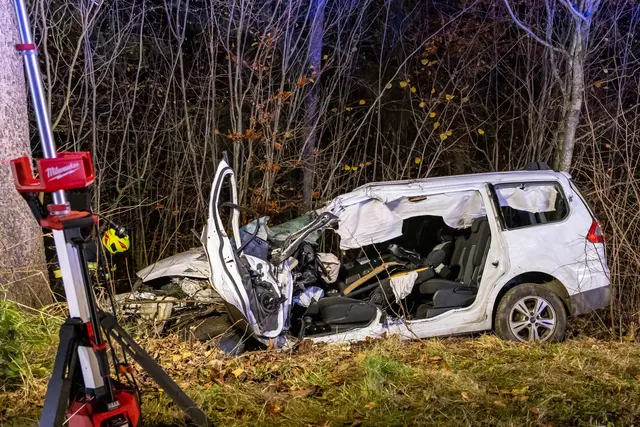 Einsatzkräfte der Feuerwehr befreien einen 17-Jährigen nach einem Verkehrsunfall auf der Ödenkirchner Straße im Bezirk Rohrbach. | Foto: TEAM FOTOKERSCHI / FRANZ PLECHINGER