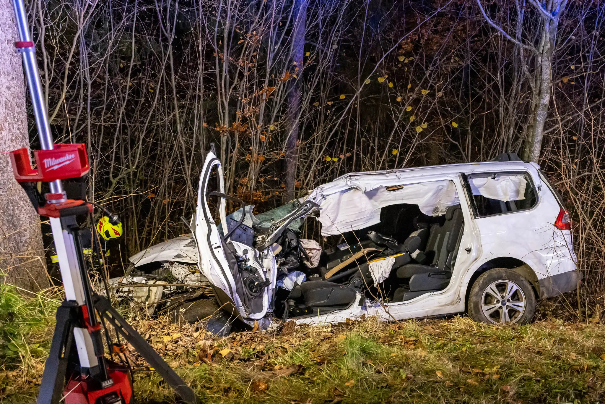 Von der Übung zum Ernstfall: Auto prallte gegen Baum — 17-Jähriger ...