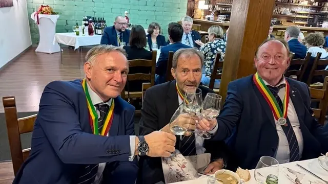 Im Anschluss wurde mit dem Jungwein angestoßen. | Foto: Legat Weinidylle Südburgenland/Walter Fasching