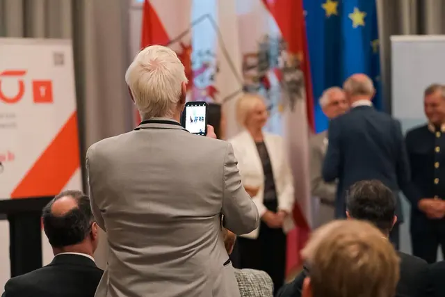 Peter Weinold hält die Übergabe an Charly Weinold fest. | Foto: LPD Tirol