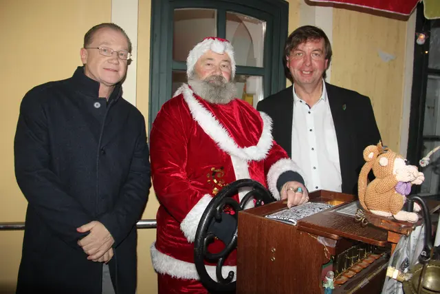 Michael Wenzl und Franz Spehn mit dem Weihnachtsmann. | Foto: Raimund Mold