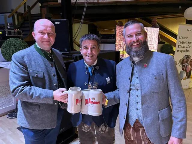 Roland Rappitsch mit LAbg.Bruno Aschenbrenner und LAbg. Robert Reif bei der Verkostung des "besten Bocks aller Zeiten". | Foto: MeinBezirk/Angelika Brunner