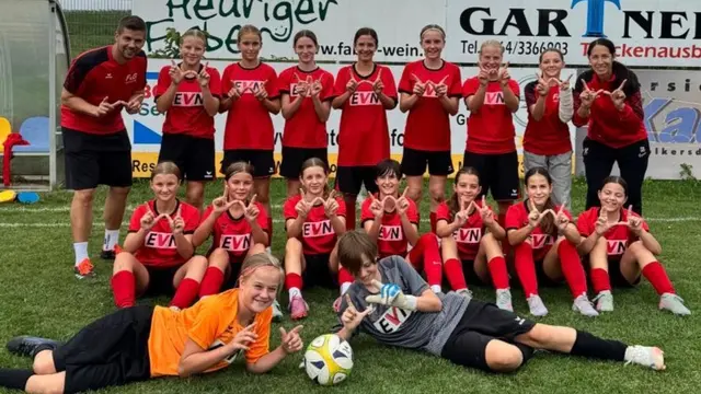 EVN Girls – JHG West-Auswahl:
Das Auswahlteam der JHG West repräsentiert die besten Nachwuchsspielerinnen des Mostviertels. Mit voller Leidenschaft und Teamgeist sind sie ein starkes Vorbild für den Mädchenfußball in Niederösterreich. ⚽🔥 | Foto: JHG West