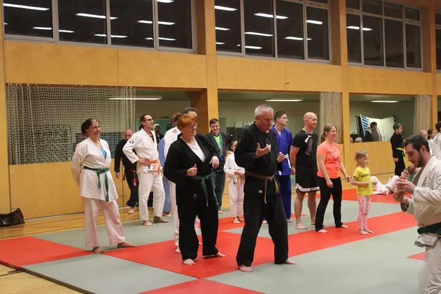 Die Kämpferinnen und Kämpfer zeigten beim Training viel Freude und Einsatz.